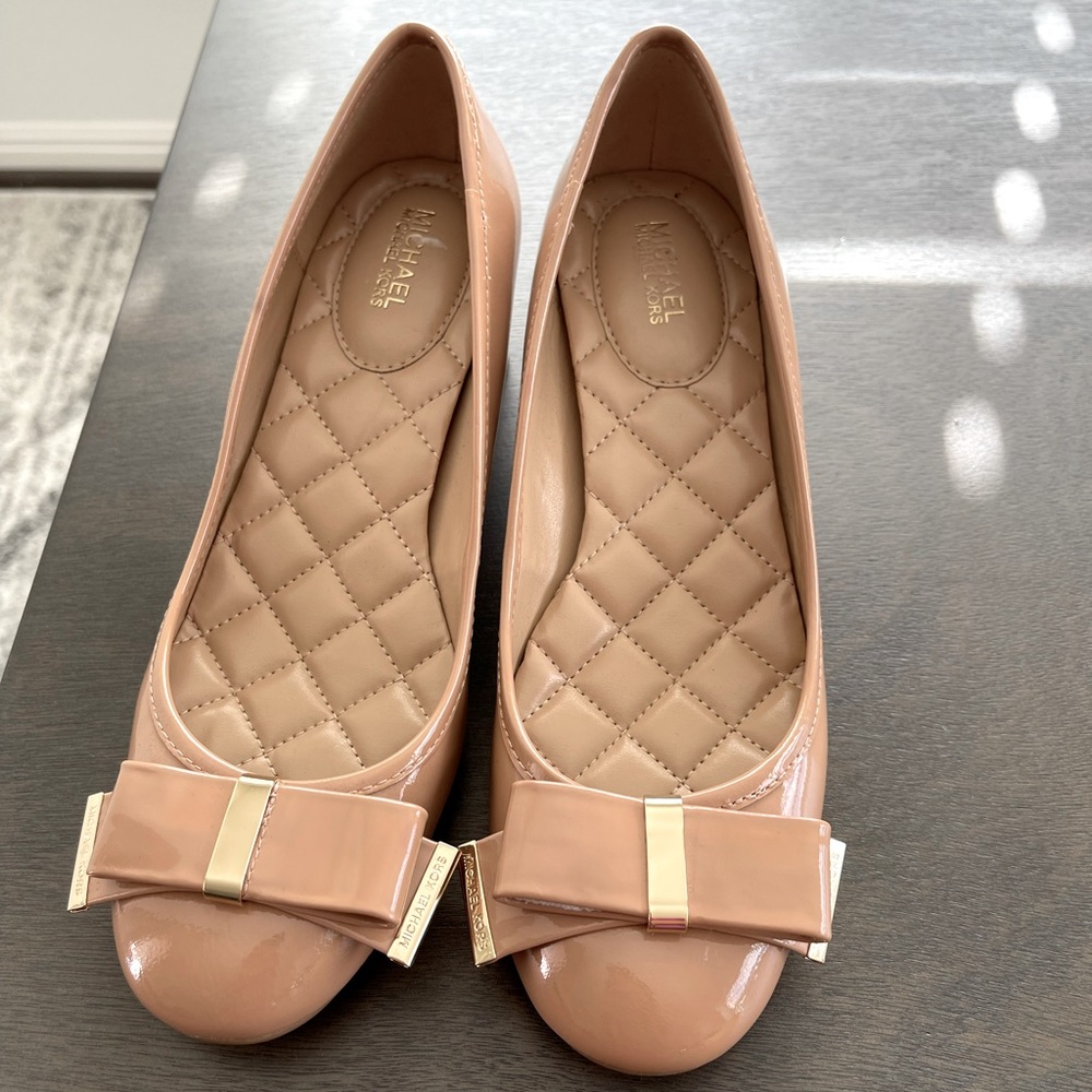Brand New Beige Michael Kors Pumps!